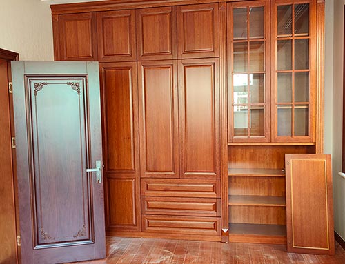 安源中式家庭装修里定制的实木衣柜效果图